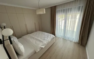 Apartment deosebit cu curte proprie se vinde complet mobilat - Poză 12