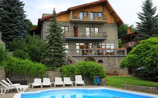 Casă Vilă cu 9 camere și piscină încălzită în localitatea Cornu - Poză 1