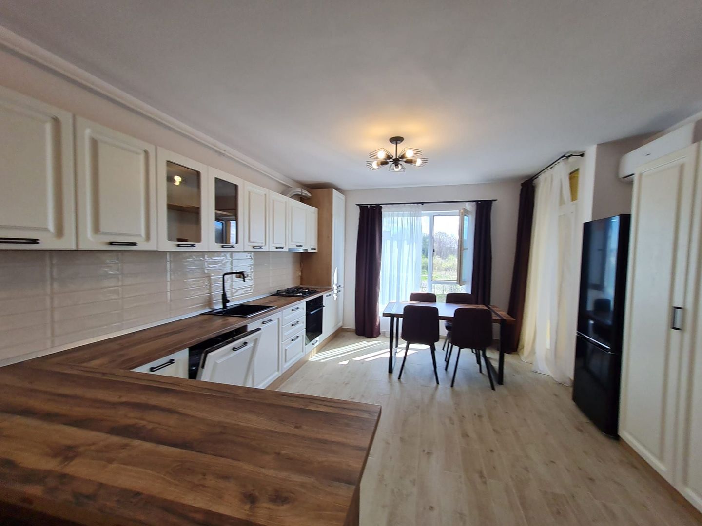 Lux la 5 minute de Iulius Town - Poză 2