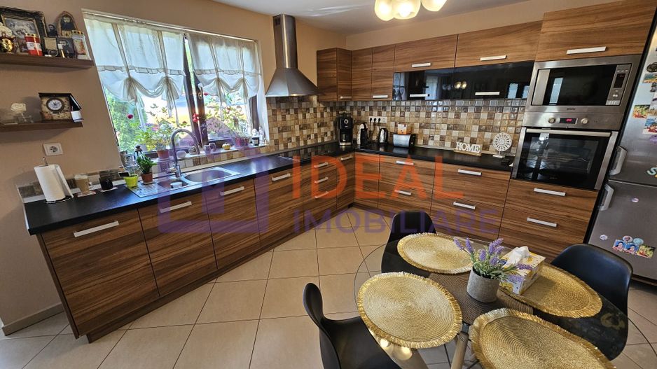 Vila Moderna cu 5 camere, garaj si 921 mp de curte, in Tocile - Poză 10