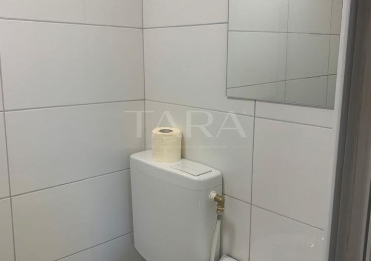 Garsonieră renovată cu baie proprie – zona Hotel Royal, - Poză 4
