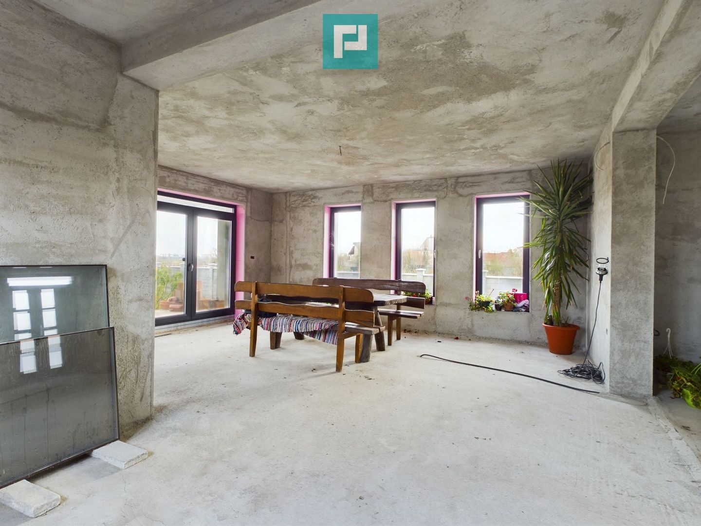 Vilă modernă pe 3 niveluri la gri în Poltura - Poză 14