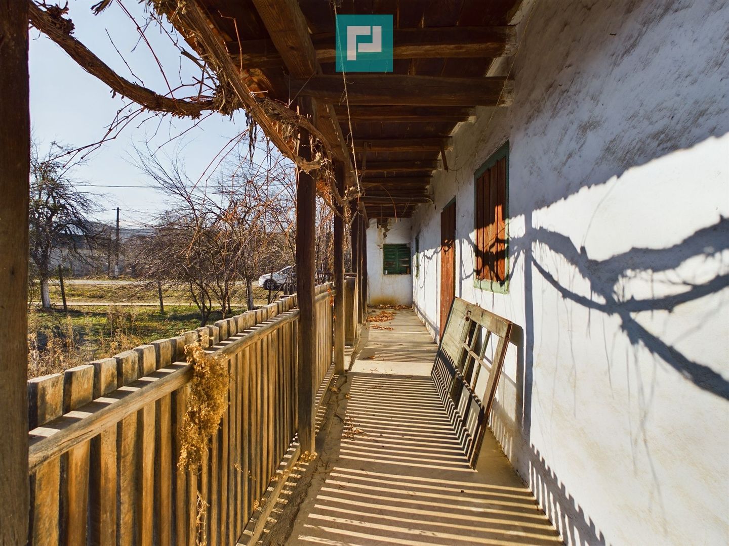 Casă rustică de vânzare în Tauț - Poză 1