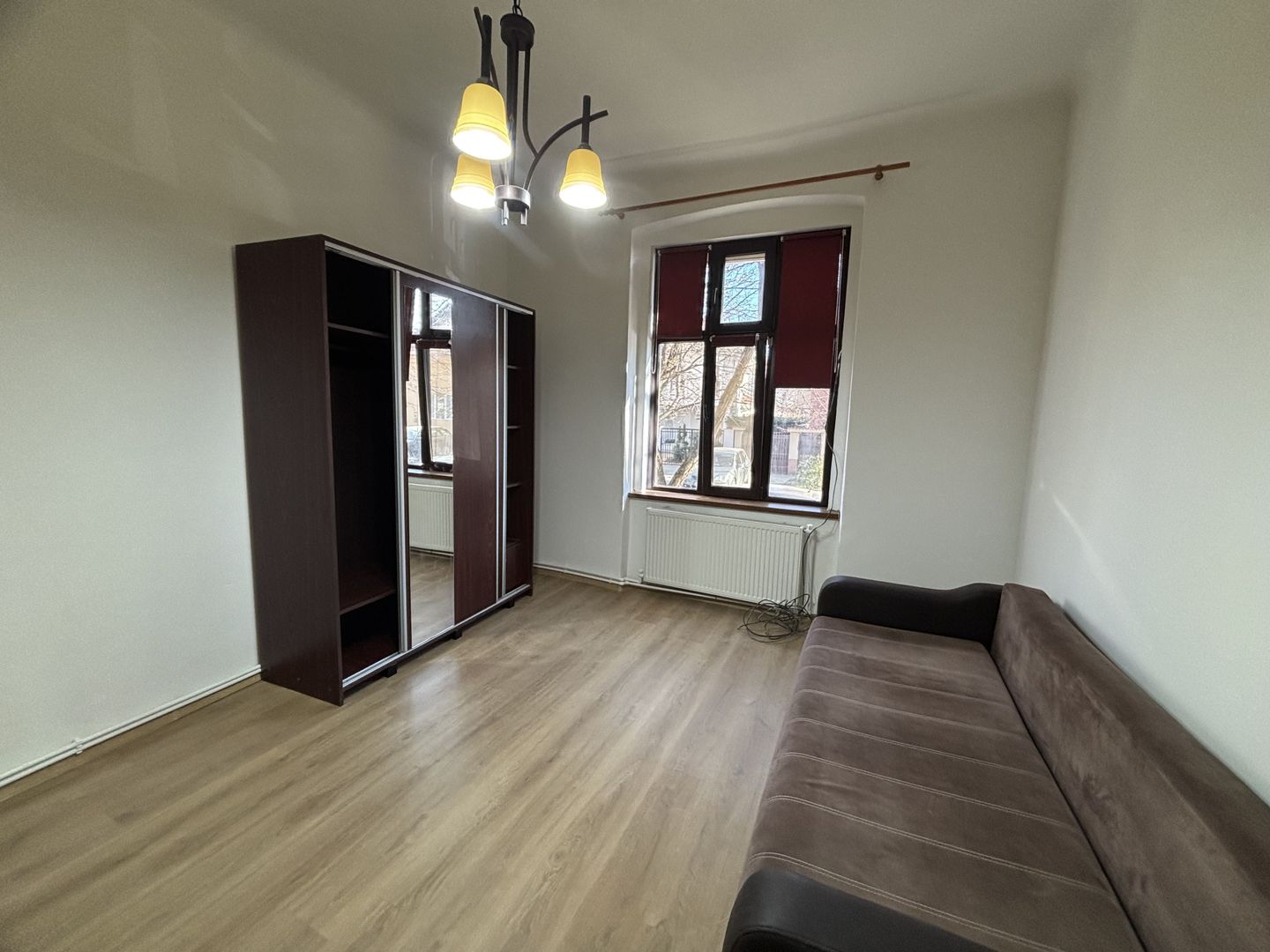 Apartament 2 camere,curte comuna/4 proprietari - Poză 1