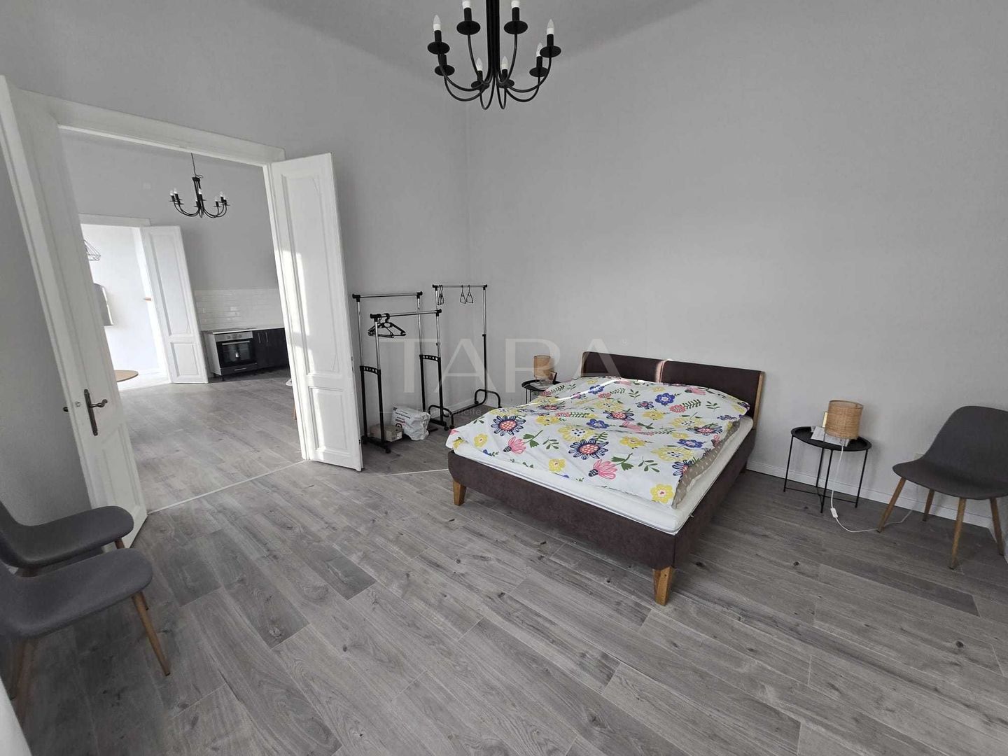 Apartament cu 3 camere, terasa,  zona Teatrului National. - Poză 1