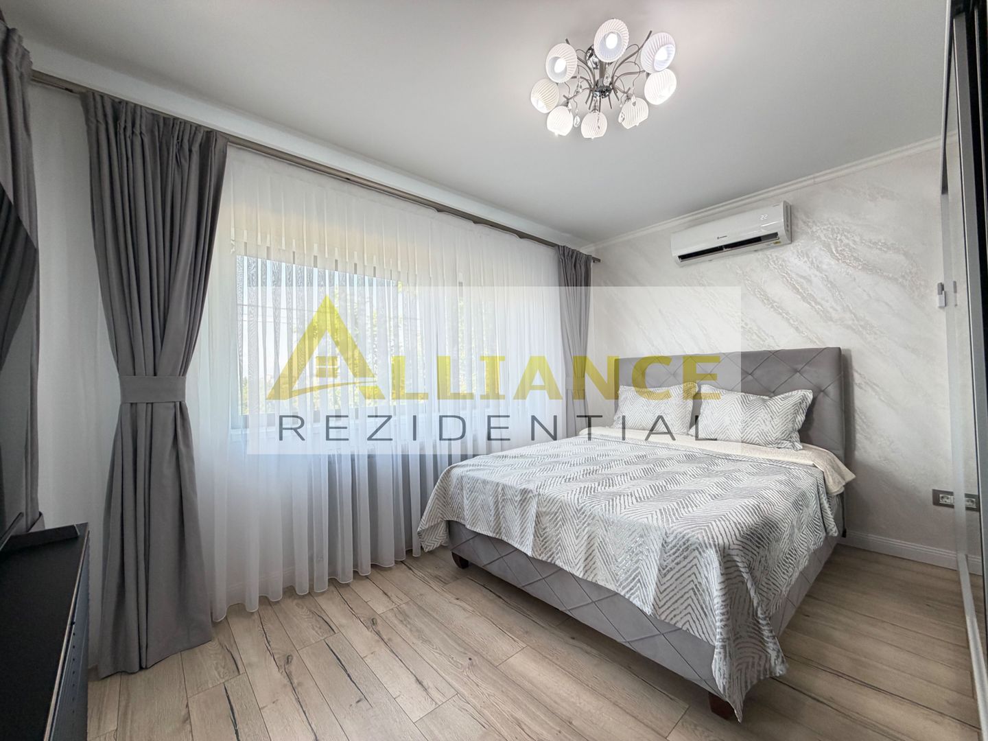 Casa P+1+M cu teren de 650 mp, piscina si curte complet amenajata - Poză 28