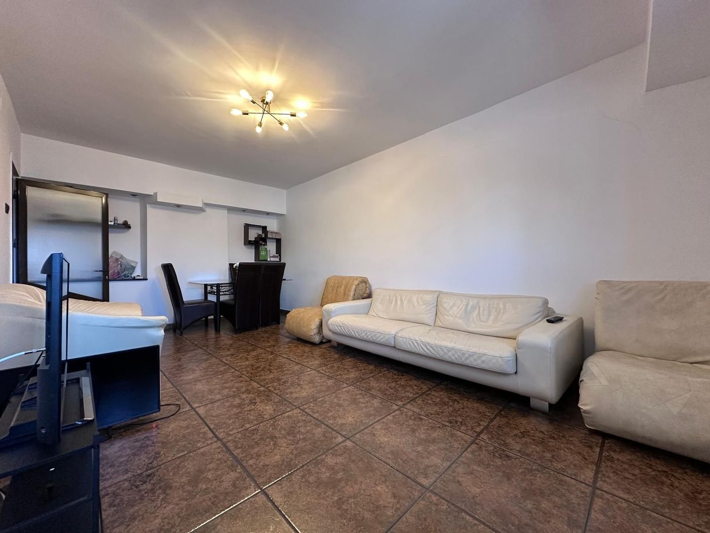 DE ÎNCHIRIAT! Apartament în inima Municipiului Târgoviște! - Poză 2