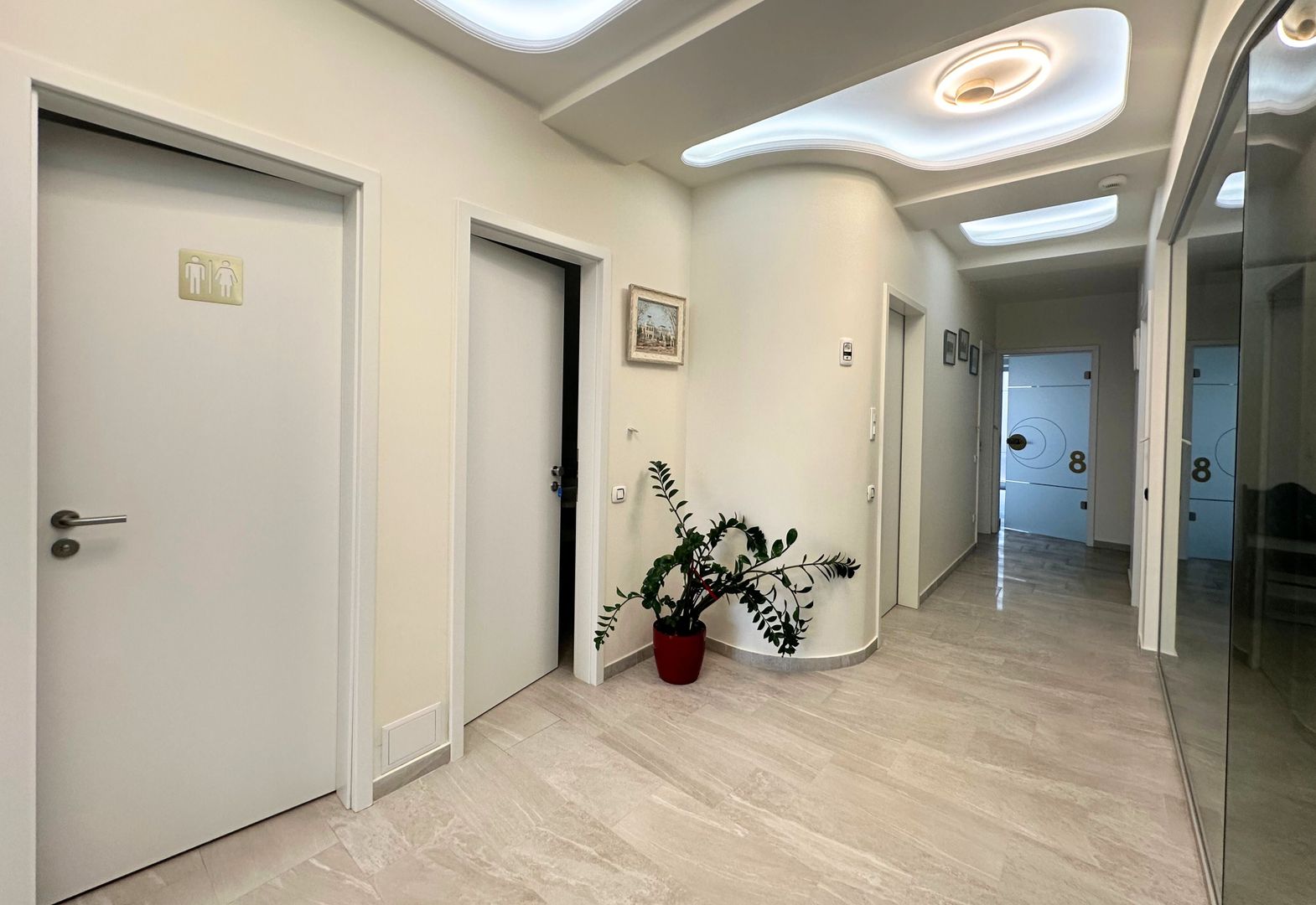 De vânzare Centru Medical Multifuncțional 196 mp zona Coresi - Poză 3