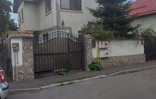 Casa cu etaj 5 camere,2 bai toate dependințele,de vânzare în  Brașov zonă ultracentrala singur curte