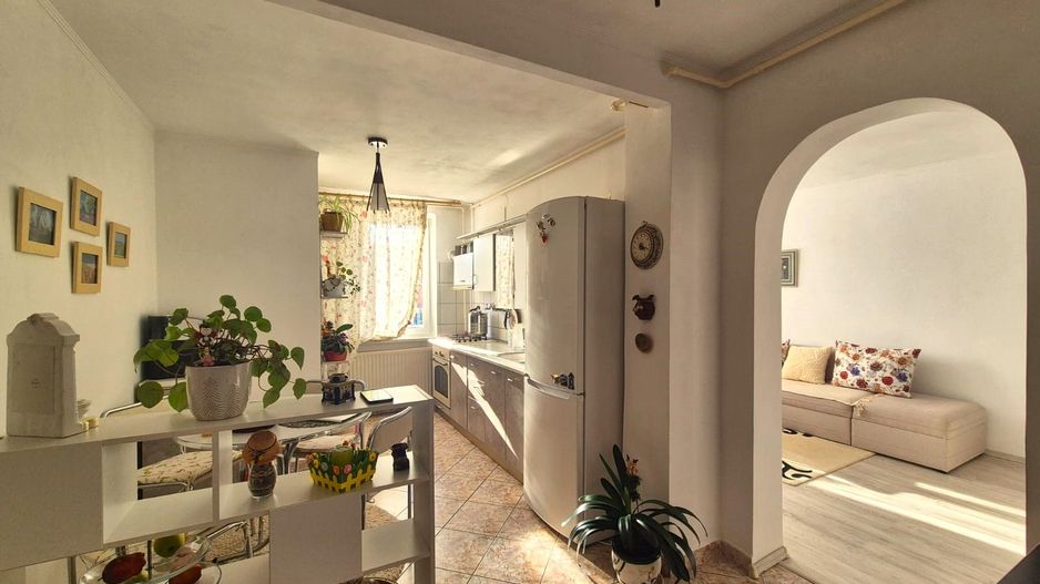 Ideal pentru un cuplu, apartament decomandat, însorit și foarte luminos. - Poză 1