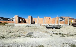 Casă spațioasă la roșu, utilități branșate – Beverly Hills - Poză 1