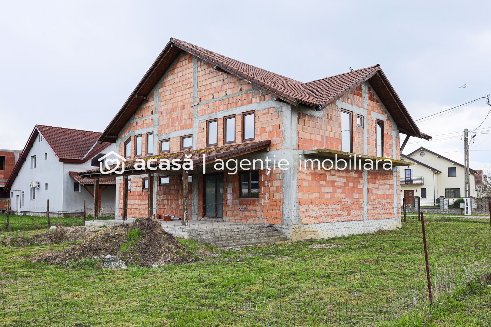 Casă nouă, impunătoare și luminoasă, construită cu griijă la detalii. - Poză 2