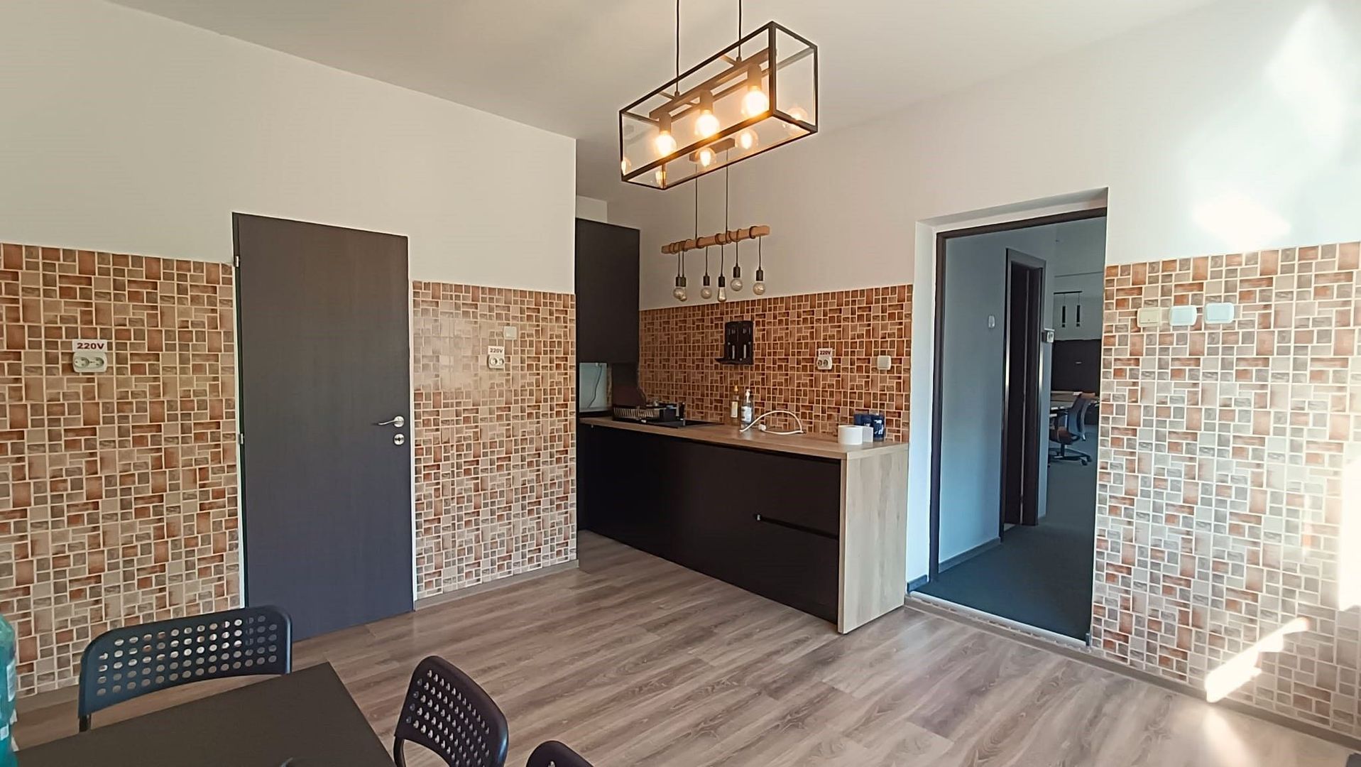 Spatiu de birou la casa cu curte si parcari - Poză 3
