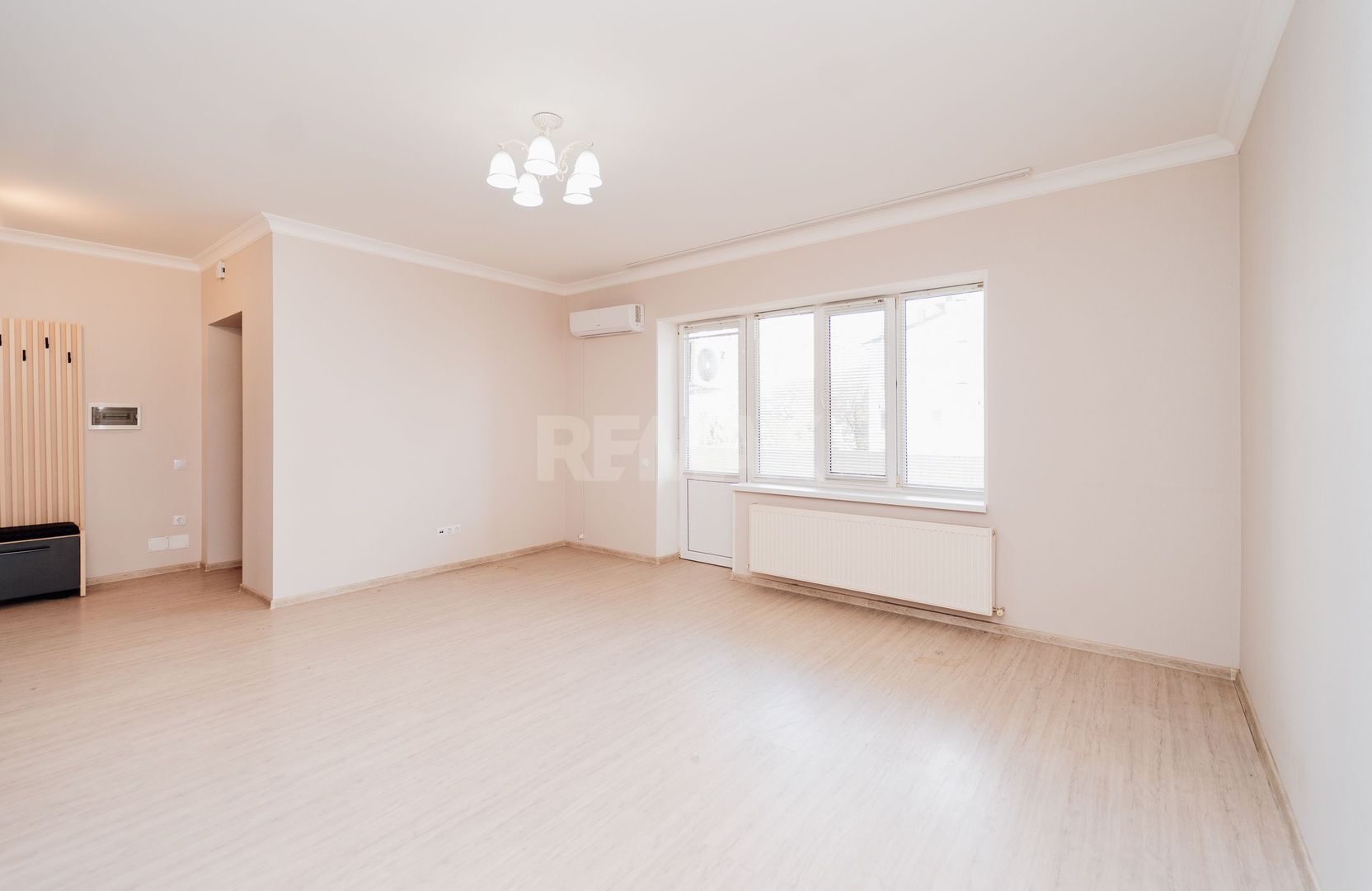 De vinzare Apartament 2 camere si balcon + living cu logie - Poză 3