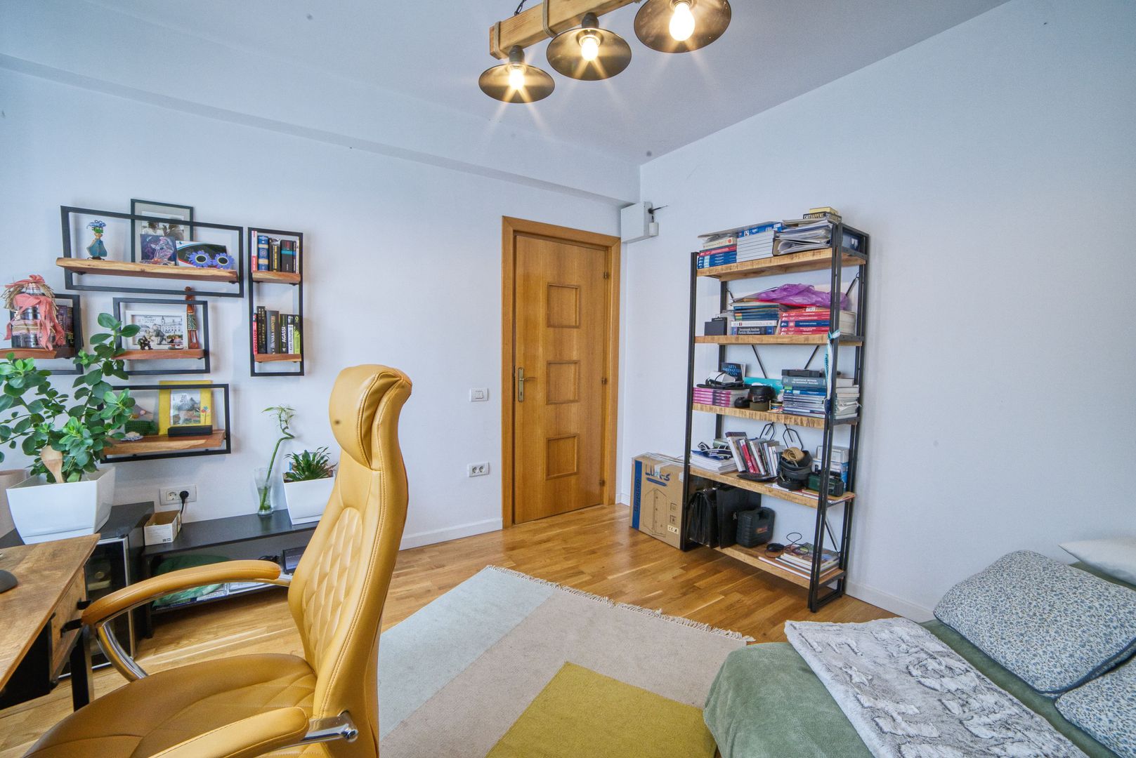 Casa complet mobilata 5 camere 3 bai curte generoasa - Poză 18