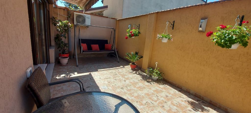 Apartament cu 3 camere pentru vanzare | curte 24 mp | Damaroaia - Poză 2