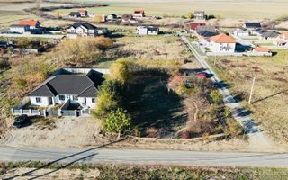 Teren intravilan imprejmuit, vegetatie matura 1200mp Sag Manastire - Poză 6