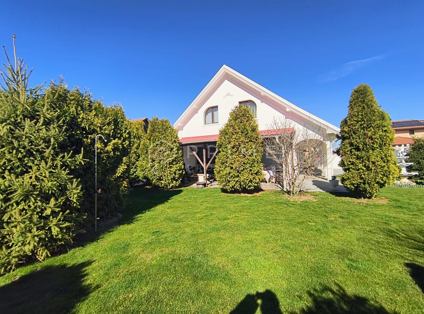 Casa perfectă pentru familie – curte, foișor cu grătar și garaj triplu - Poză 7