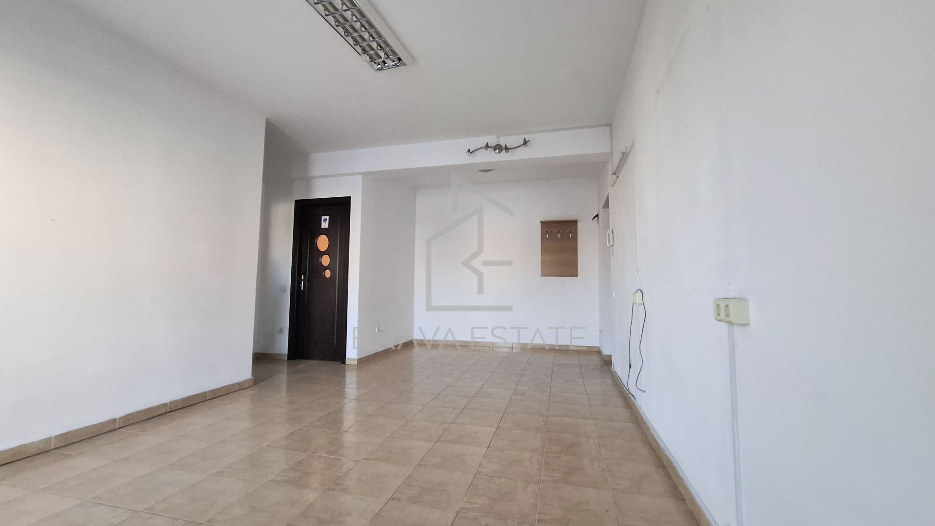 Spațiu comercial, 40mp, parcare, baie, balcon, strada Eroilor - Poză 2