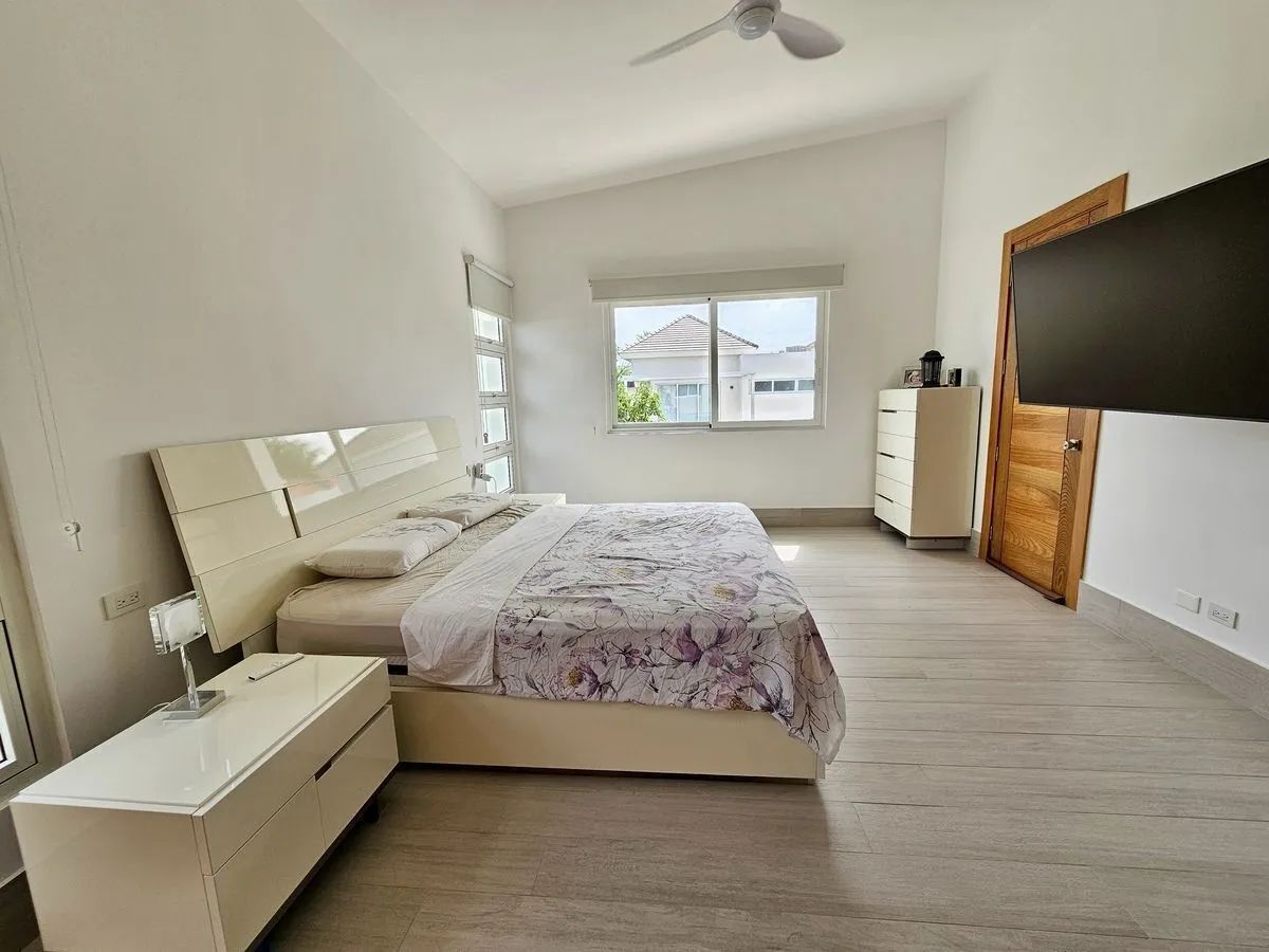 Vilă modernă de lux cu piscină privată - Poză 5