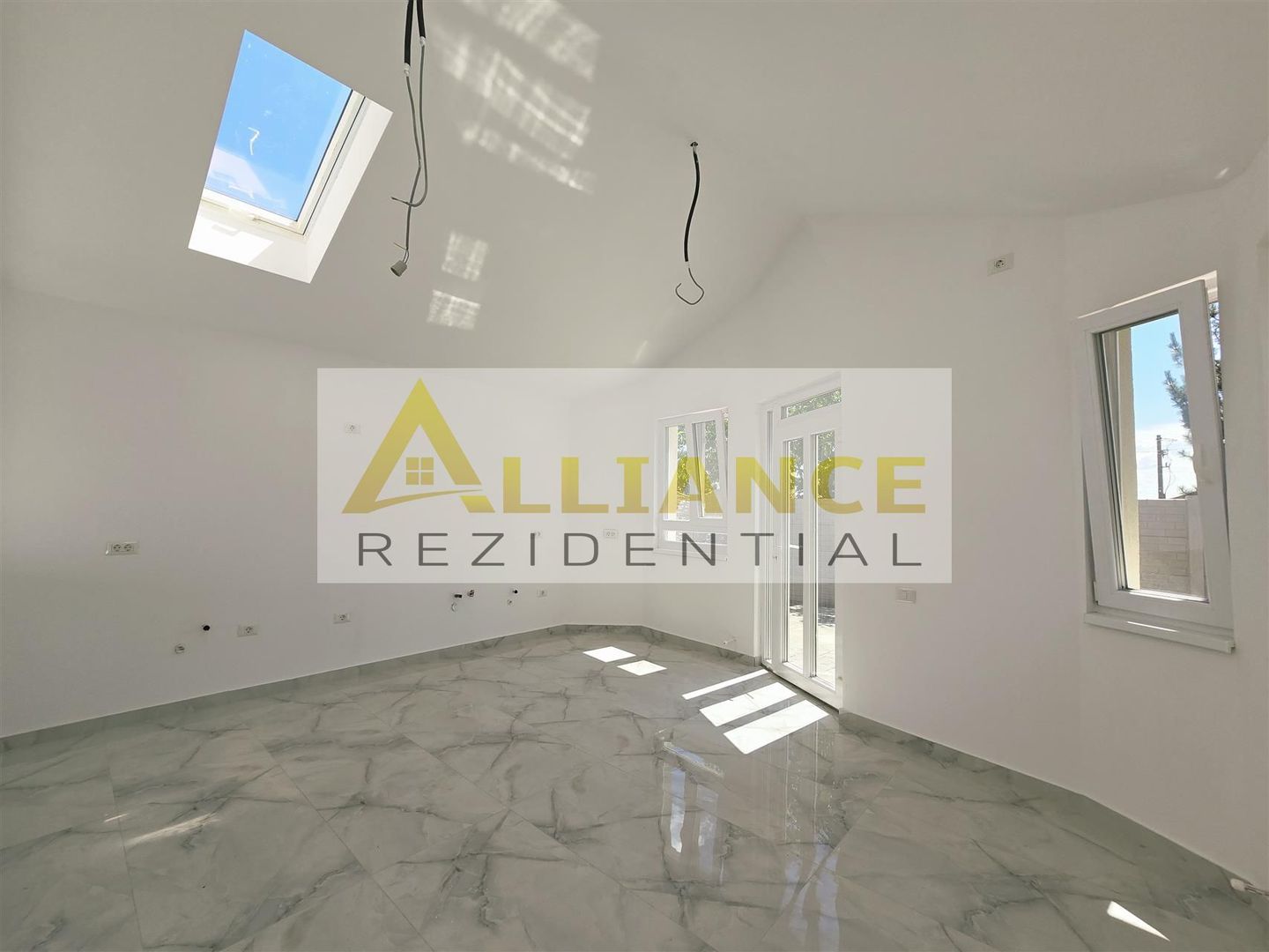 Casa individuala- 6 camere - 4 bai- 3 dressinguri-100m de autobuz - Poză 5