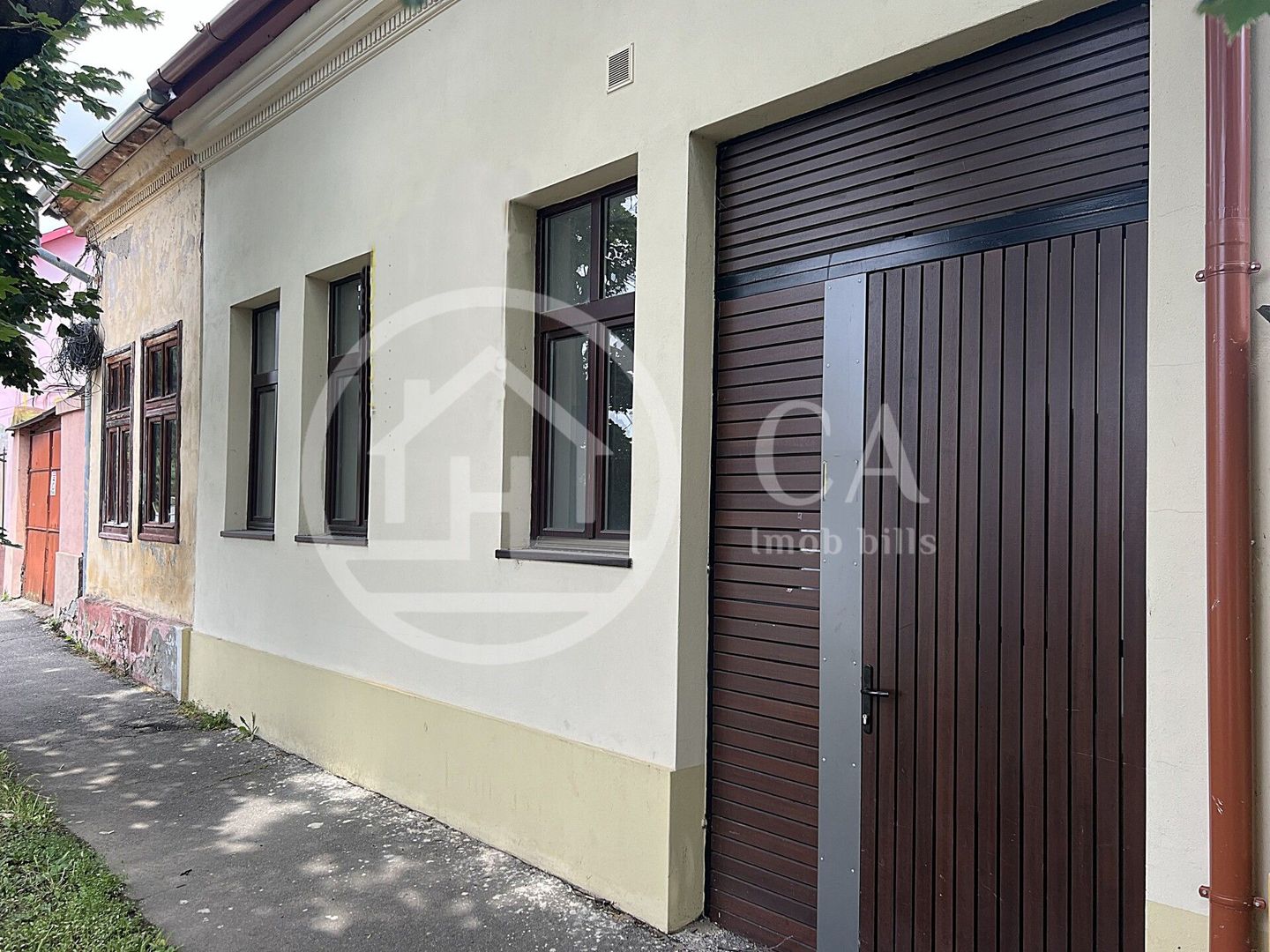 Apartament cu 2 camere de vanzare la curte comuna Subcetate Oradea - Poză 1