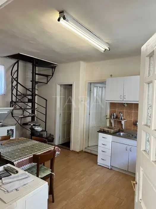 Apartament 3 camere la casă cu curte și grădină – zonă centrală. - Poză 1