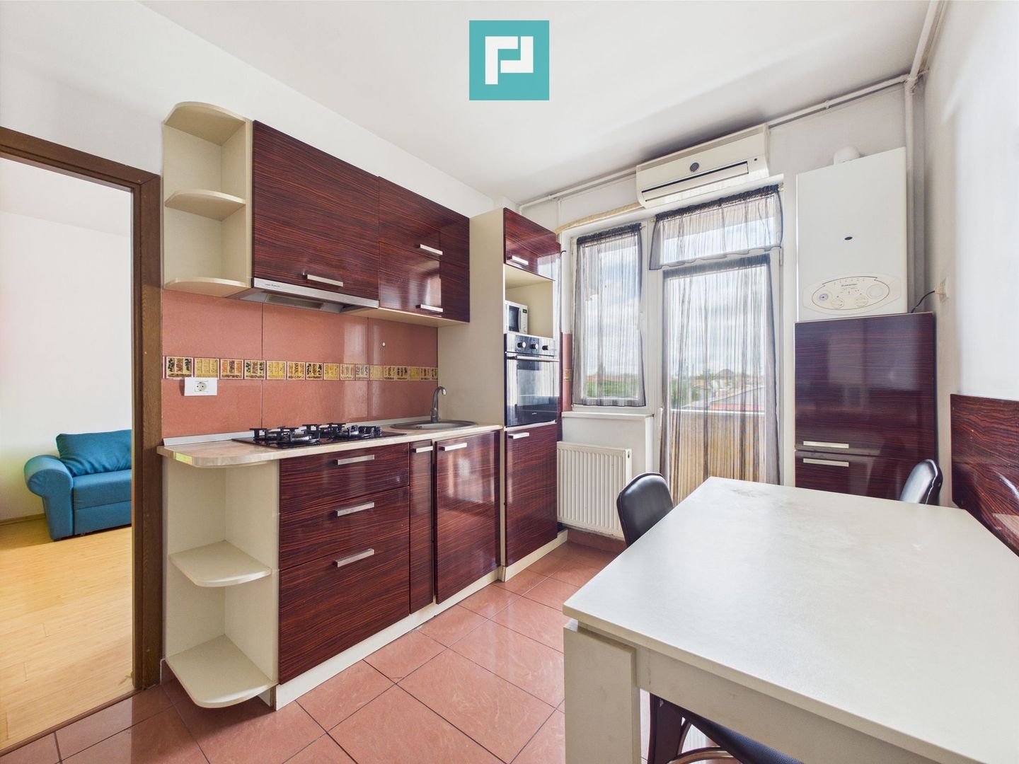 Apartament 2 camere, etaj 1, parcare privata. - Poză 1