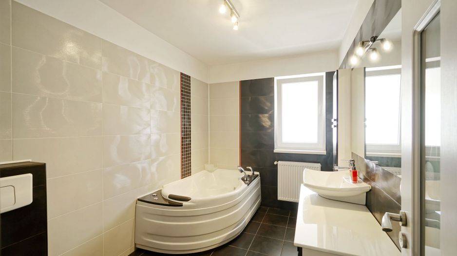 Brancoveanu  P+2, 8 cam, 6 dormitoare, 6 bai, 3 garaje teren 650 mp - Poză 29