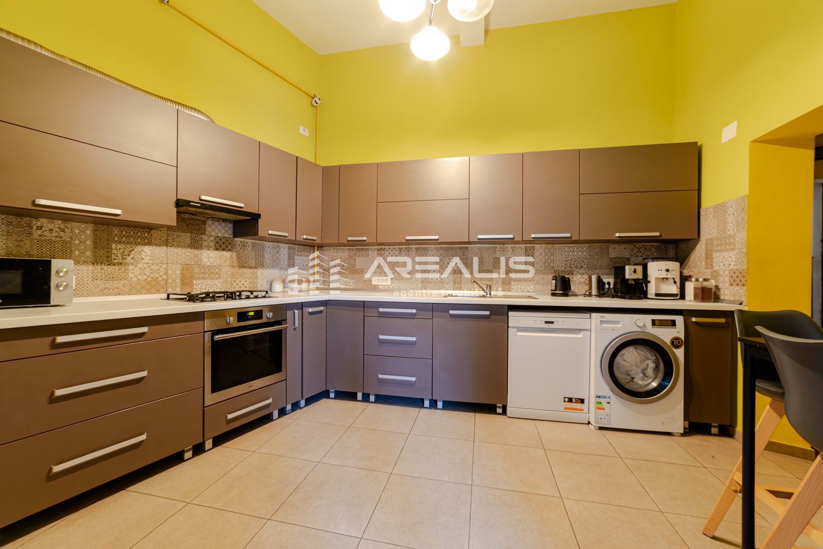 Central, spațios și versatil – Apartament cu 4 camere - Poză 3