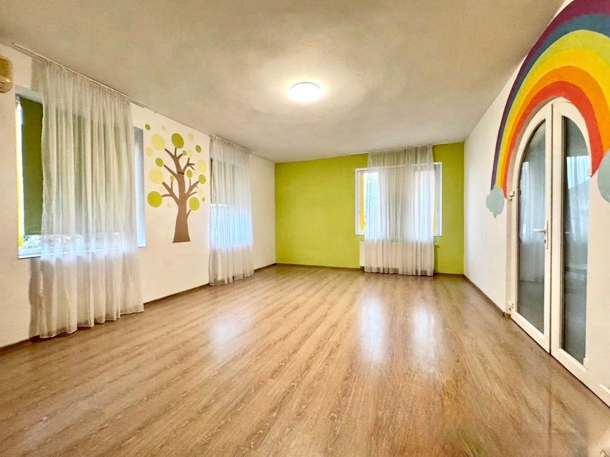 Casa spațioasă, cu spațiu comercial, locuri de parcare - Aradului Vest - Poză 1