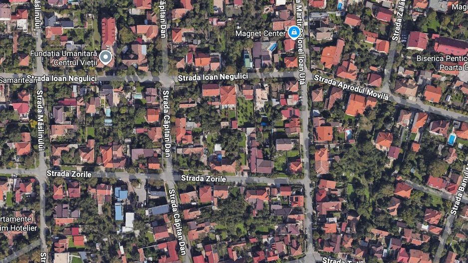 Casa din caramida pe colt cu doua fronturi stradale - Poză 1