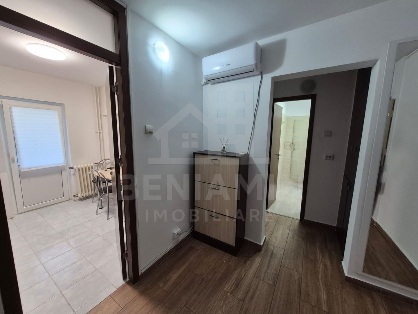 2Decomandate-Etaj2-Aer Conditionat-Mobilat-Utilat-Rovine-Posta - Poză 4