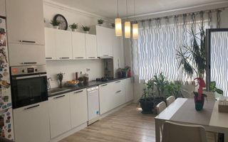 2 camere moderne, mobilate complet, cu parcare inclusă – gata de mutat - Poză 1