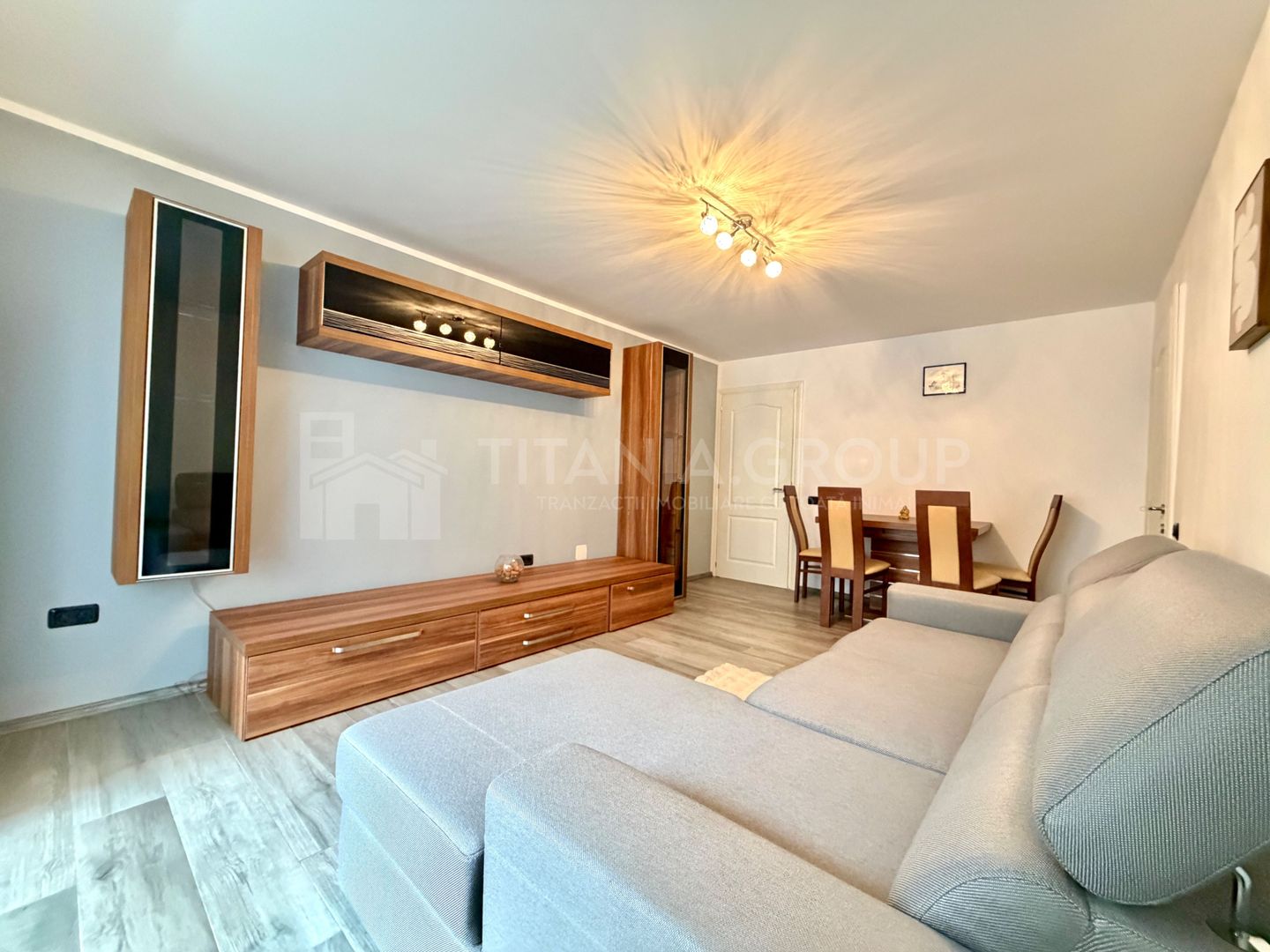 Apartament cu 3 camere, 2 bai  - zona Tractorul - Poză 1