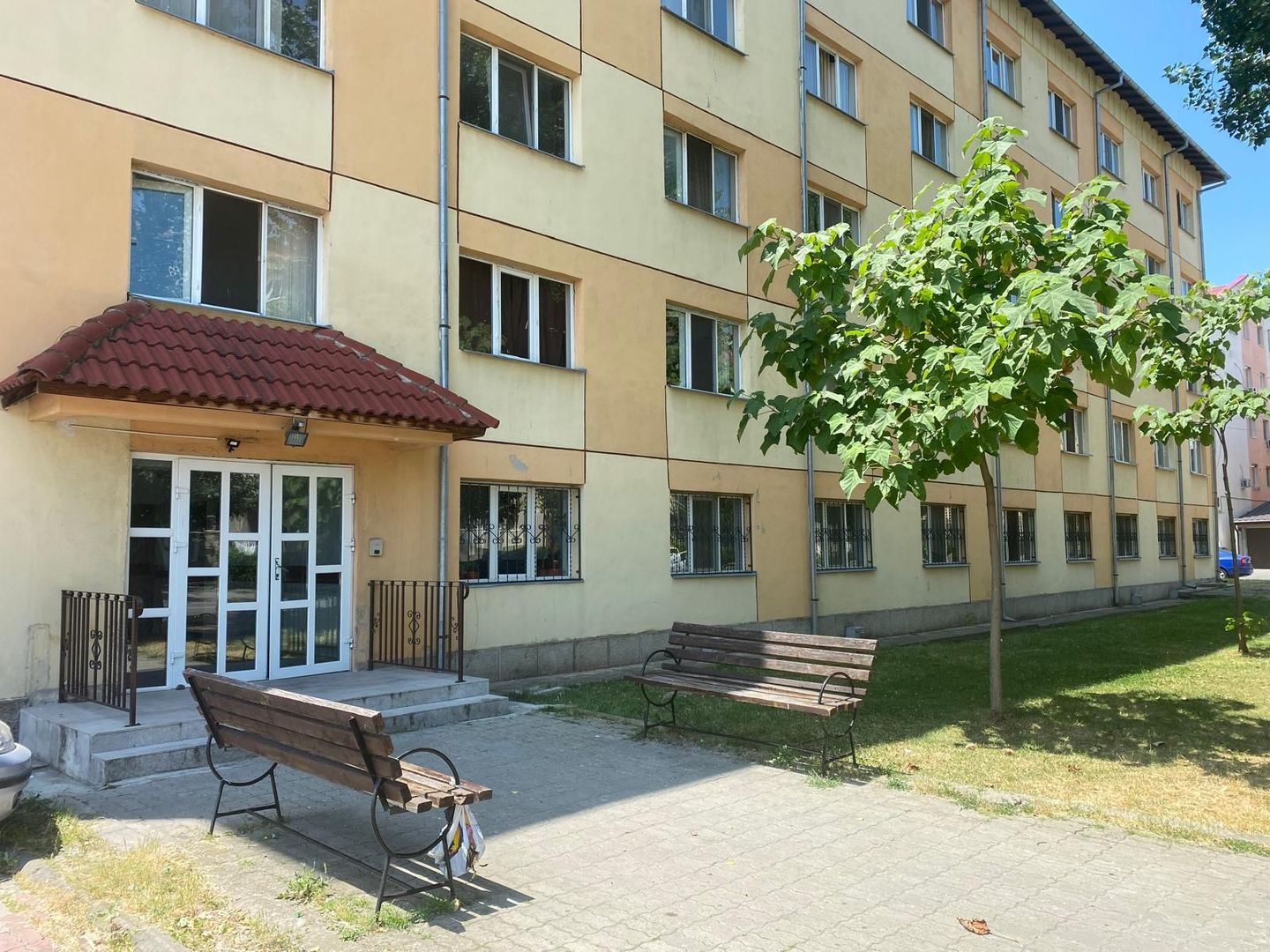 Oportunitate rară de investiție! Bloc cu 100 de garsoniere –Târgoviște - Poză 1