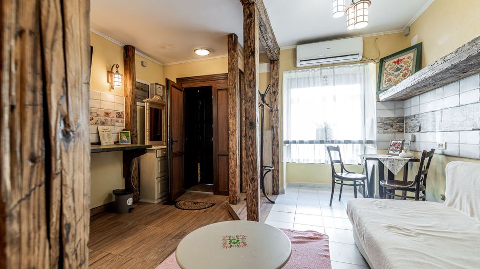 Spatiu comercial cu intrare din strada, fatada in curs de renovare - Poză 1