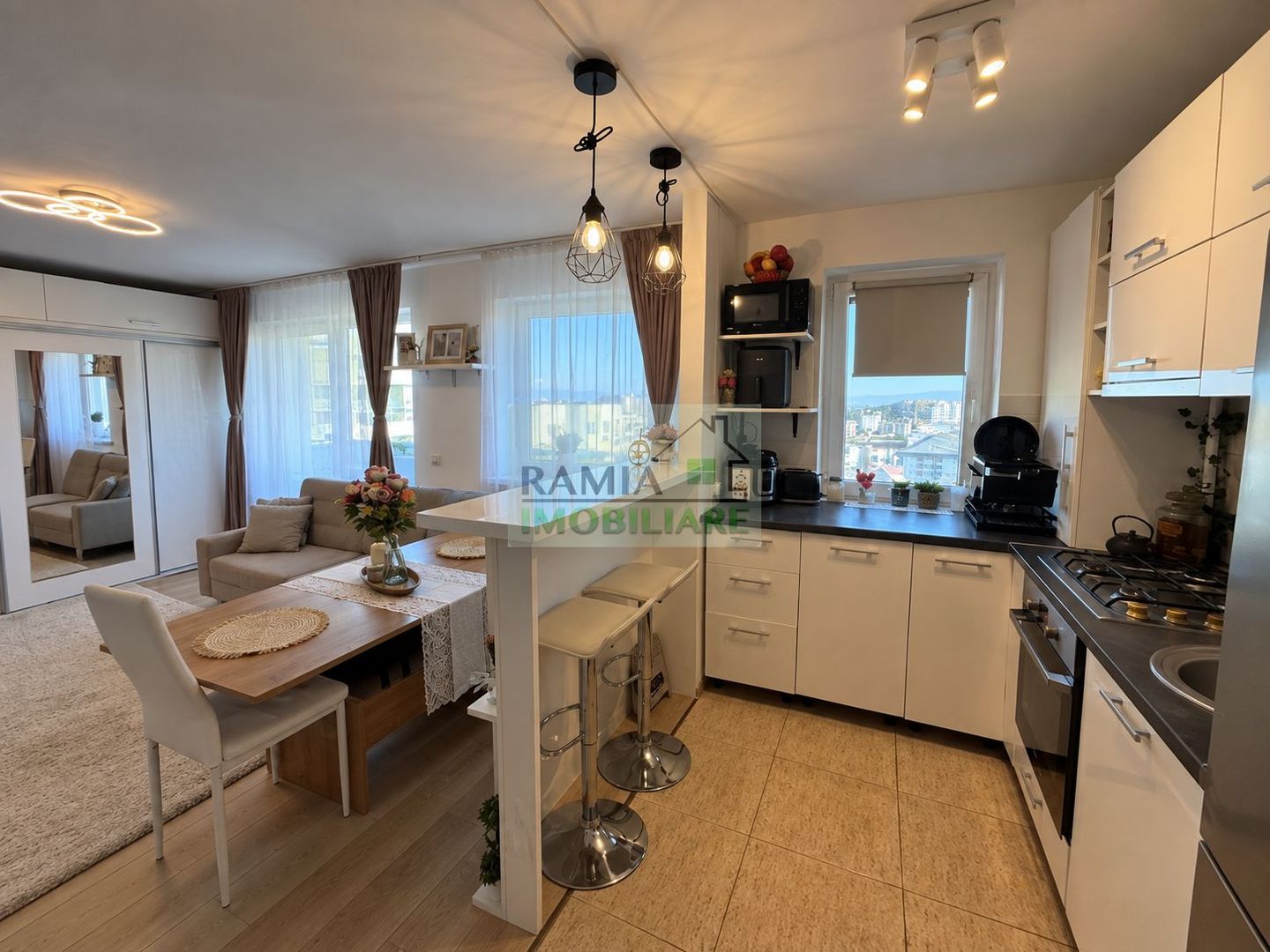 Studio 39 mp, Top City – Coresi, etaj 9/11, parcare, boxă, mobilat - Poză 1