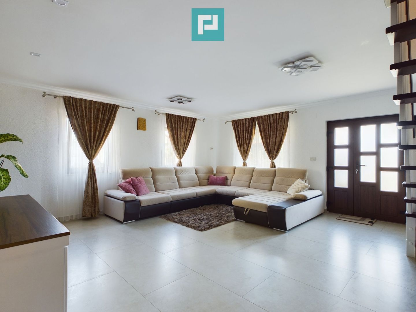 Vilă cu mansardă în Bujac - Poză 13