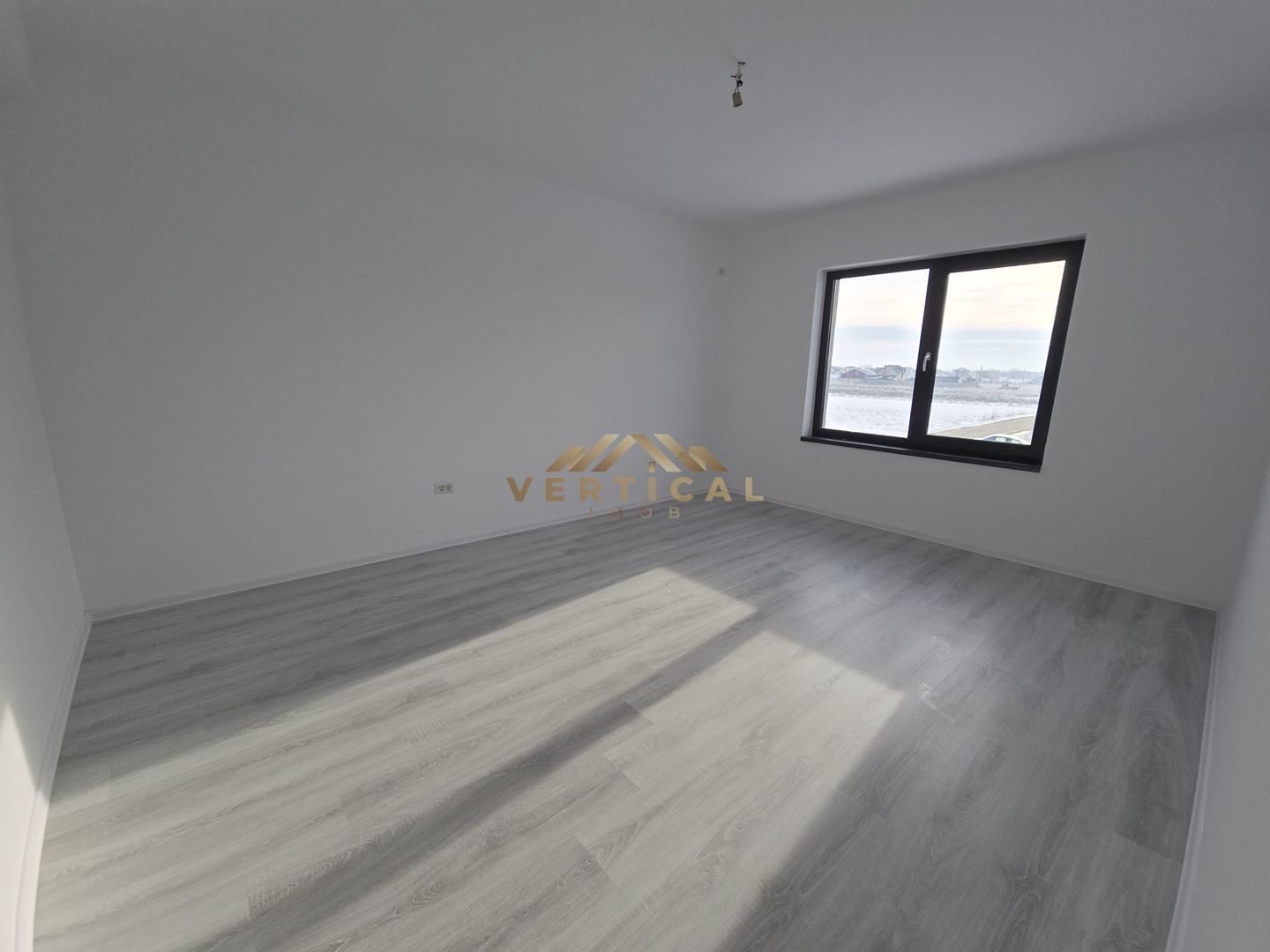 Vila cu teren superb in comuna Berceni! 4 Camere - Poză 6