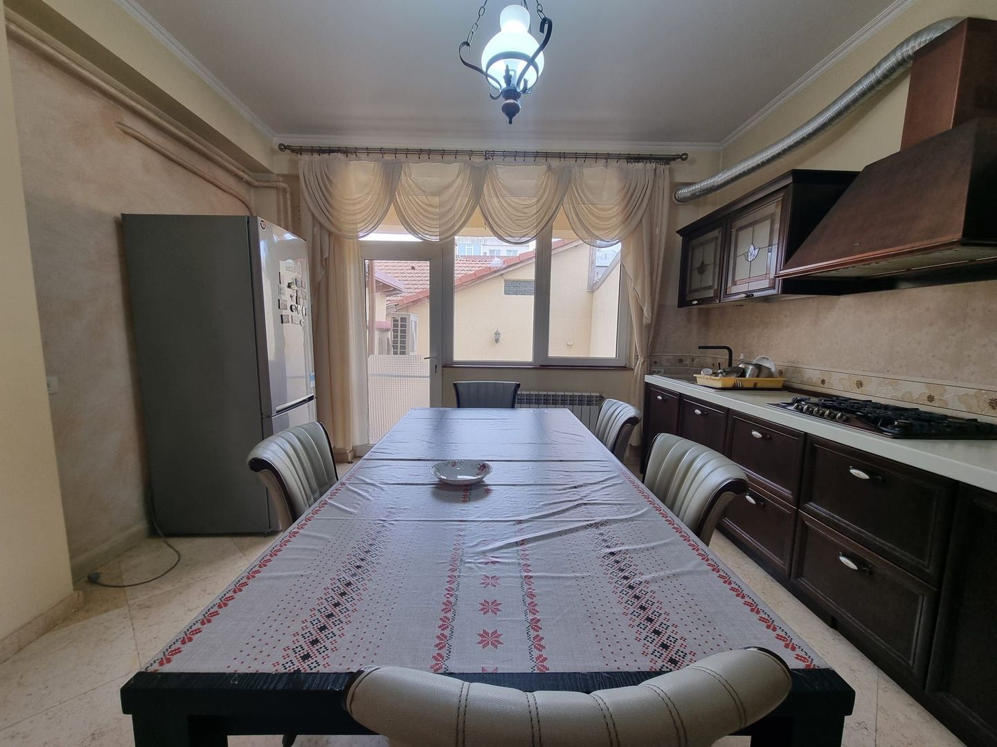 Vila generoasa de inchiriat intr o zona principala a orasului - Poză 2