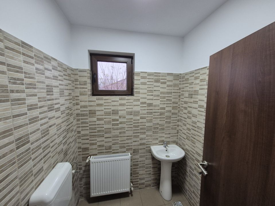 Spatiu de birouri generos - Poză 10