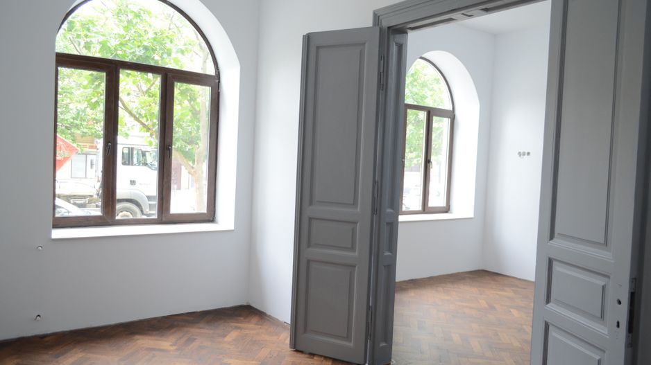 Apartament renovat in cladire interbelica, zona centrala - Poză 1