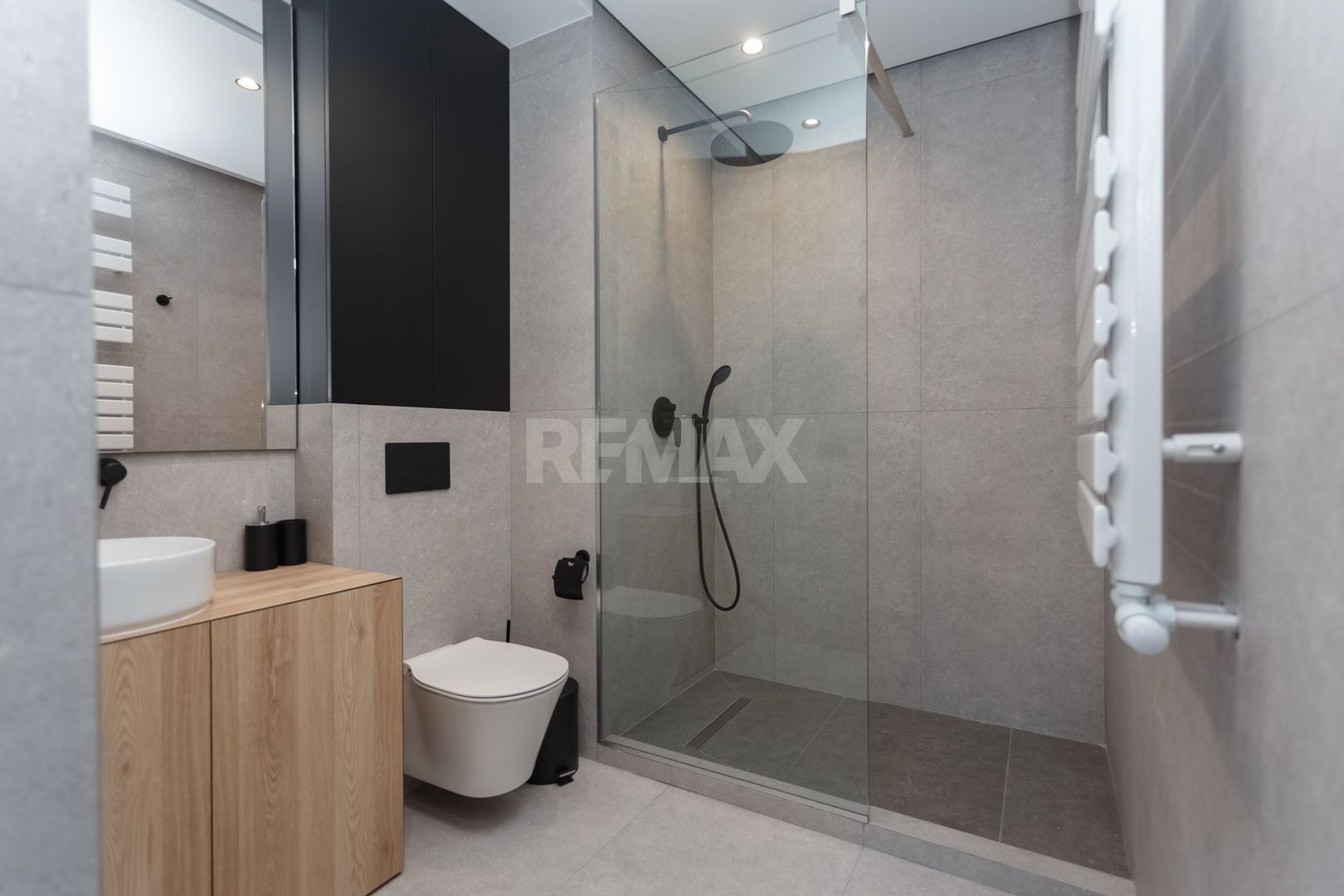 De închiriat apartament, 3 dormitoare + terasă, str. Teatrală 3, Centru. - Poză 9