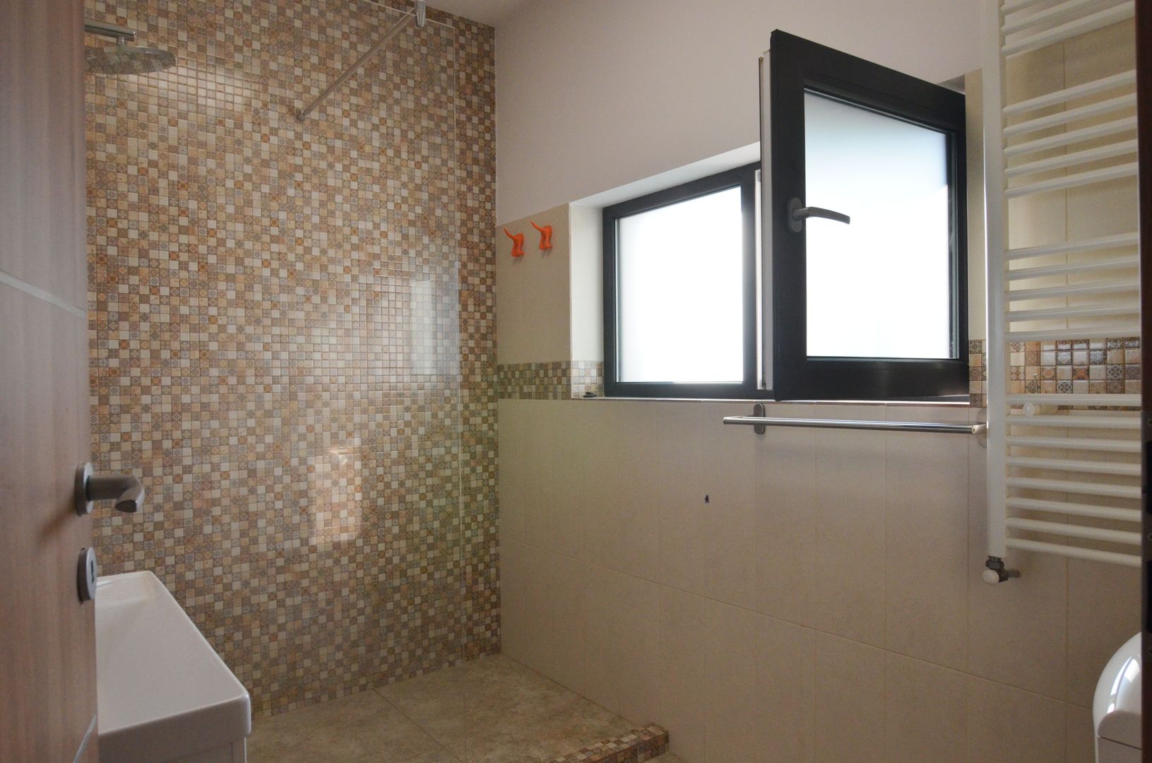 Inchiriem vila spatioasa singur in curte zona Tunari - Poză 25