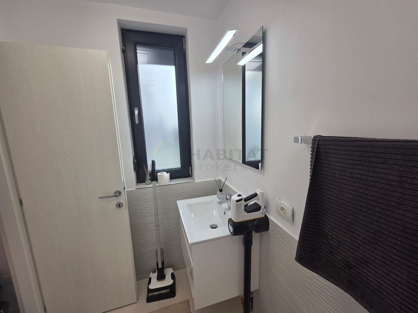 Vilă  cu mansardă, piscină și design modern – Tunari - Poză 15