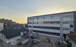 Cladire in centru cu 3 etaje, renovată, 100+locuri parcare - Poză 1