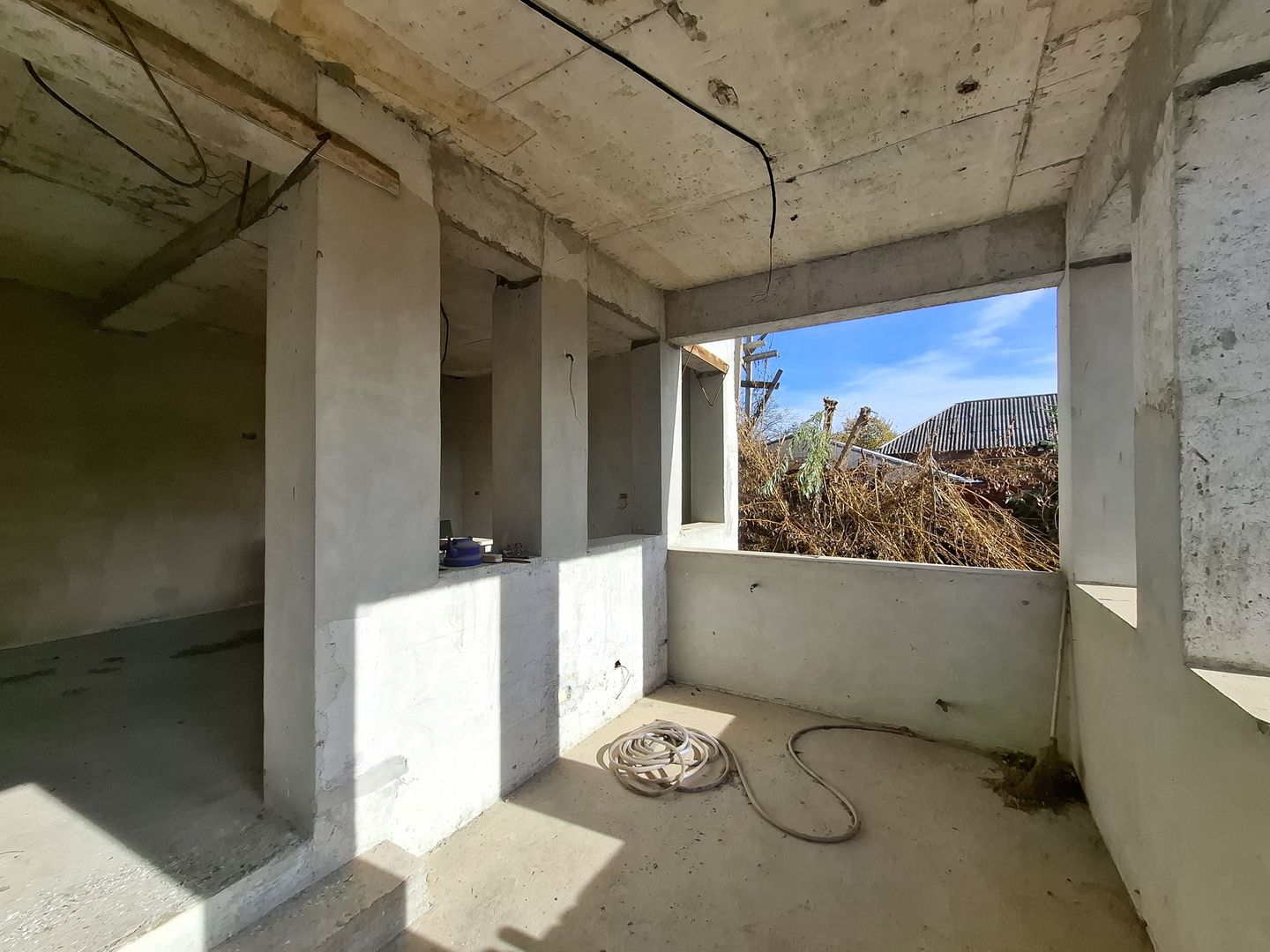 ila cu 6 camere + casă locuibilă pe teren intravilan de 1700 mp, cu vi - Poză 9