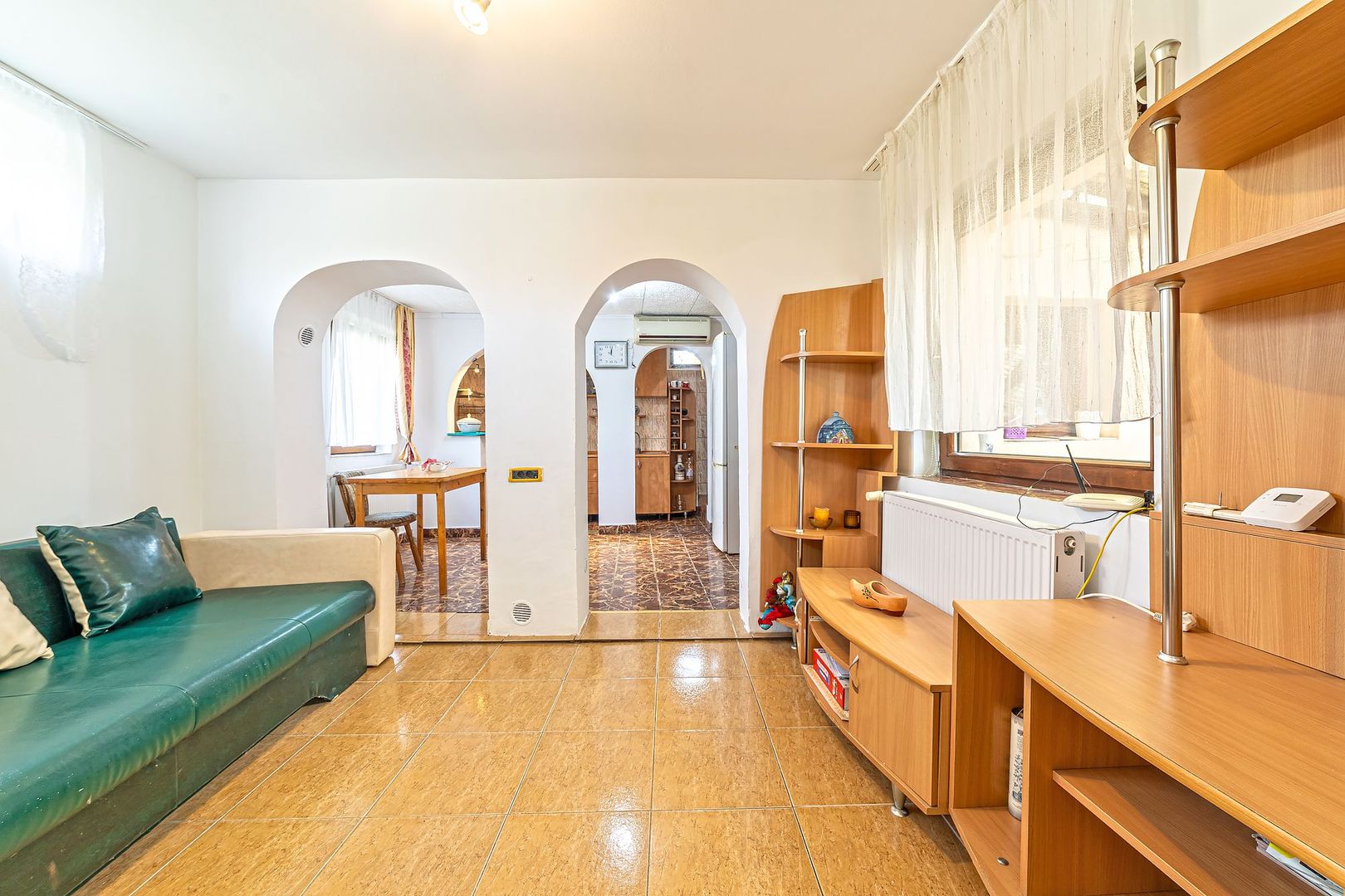 Vandut Apartament cu doua camere, central, la parter. - Poză 2