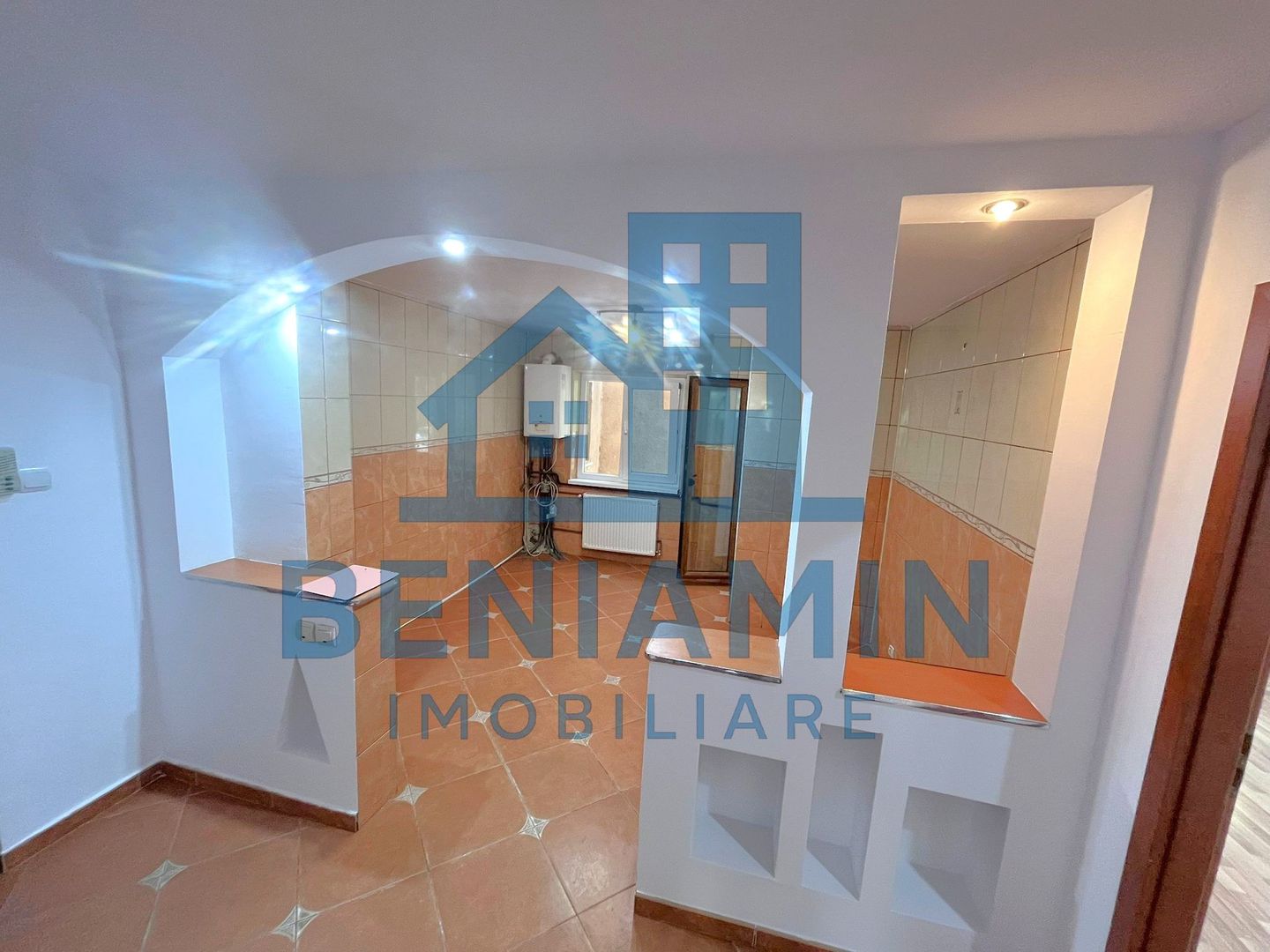 3 camere decomandat la etajul 1 in 1 Mai an 1985 centrala - Poză 1